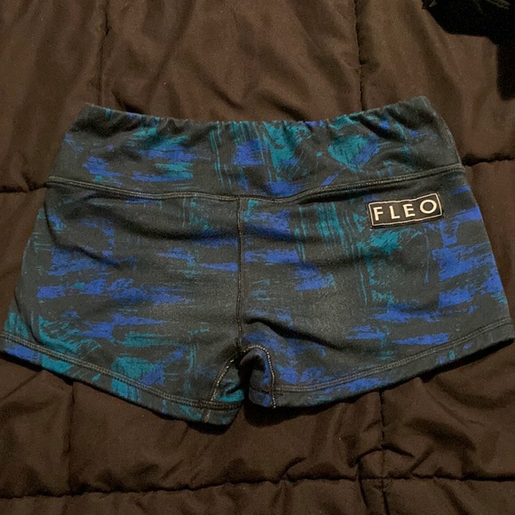 FLEO Mid Rise Shorts - Picture 2 of 4
